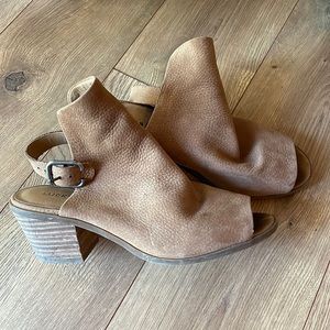 Lucky brand ankle bootie w/buckle